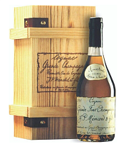 Коньяк Менар Ансестраль Резерв дё Фамий минимальный возраст коньячных дистиллятов 30 лет 45% 0,7л в подарочной деревянной кор.